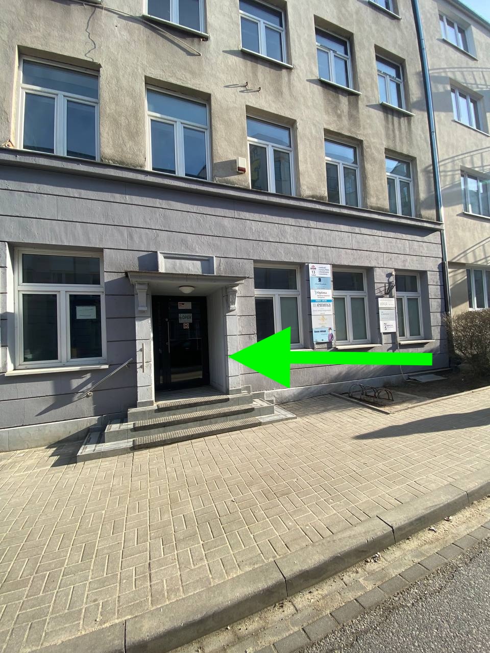 Wejście do budynku, w którym znajduje się Hidden Leaf