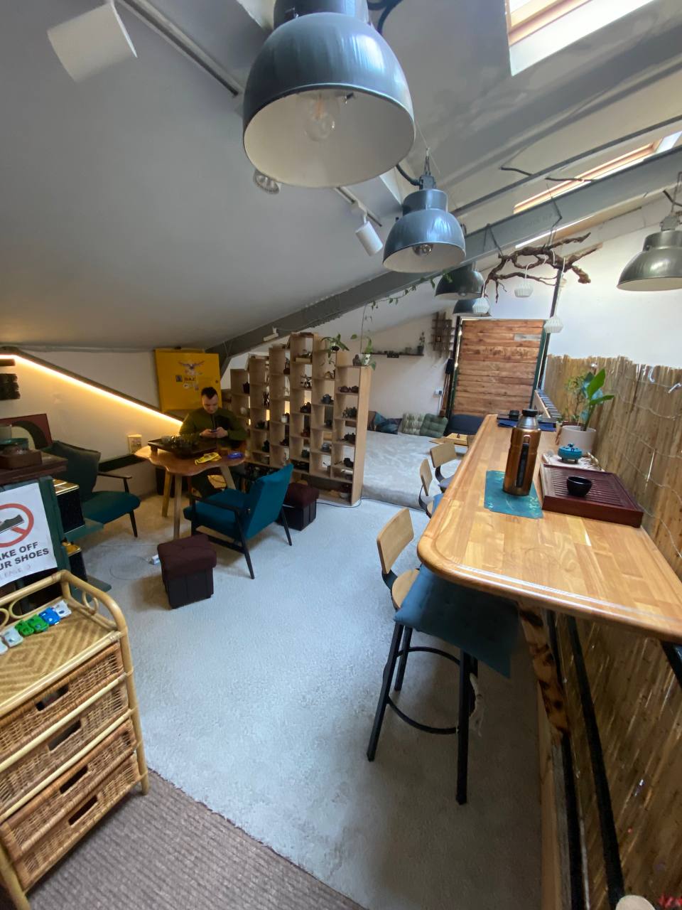 Wnętrze sklepu ze strzałką wskazującą schody