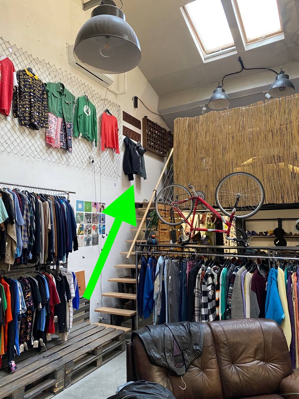 Schody wewnątrz budynku prowadzące do Hidden Leaf